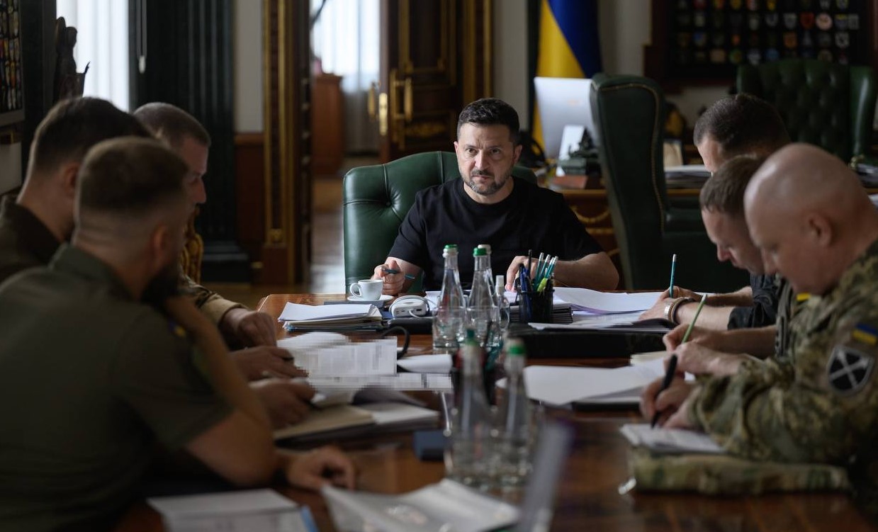 Зеленський провів нараду Драпатим та Хмарою щодо далекобійних ударів по РФ: перелік цілей оновили, операції продовжать Зеленський провів нараду Драпатим та Хмарою щодо далекобійних ударів по РФ: перелік цілей оновили, операції продовжать